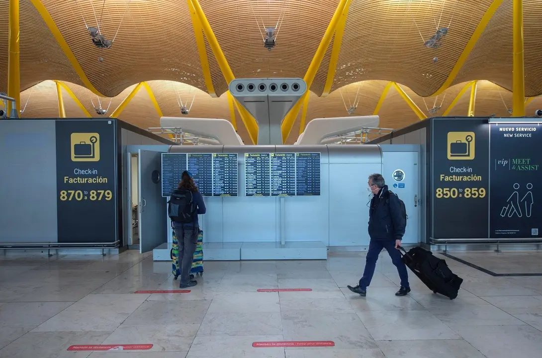 Pasajeros caminan por las instalaciones de la T4 del Aeropuerto Adolfo Su&aacute;rez Madrid-Barajas, en Madrid (Espa&ntilde;a).