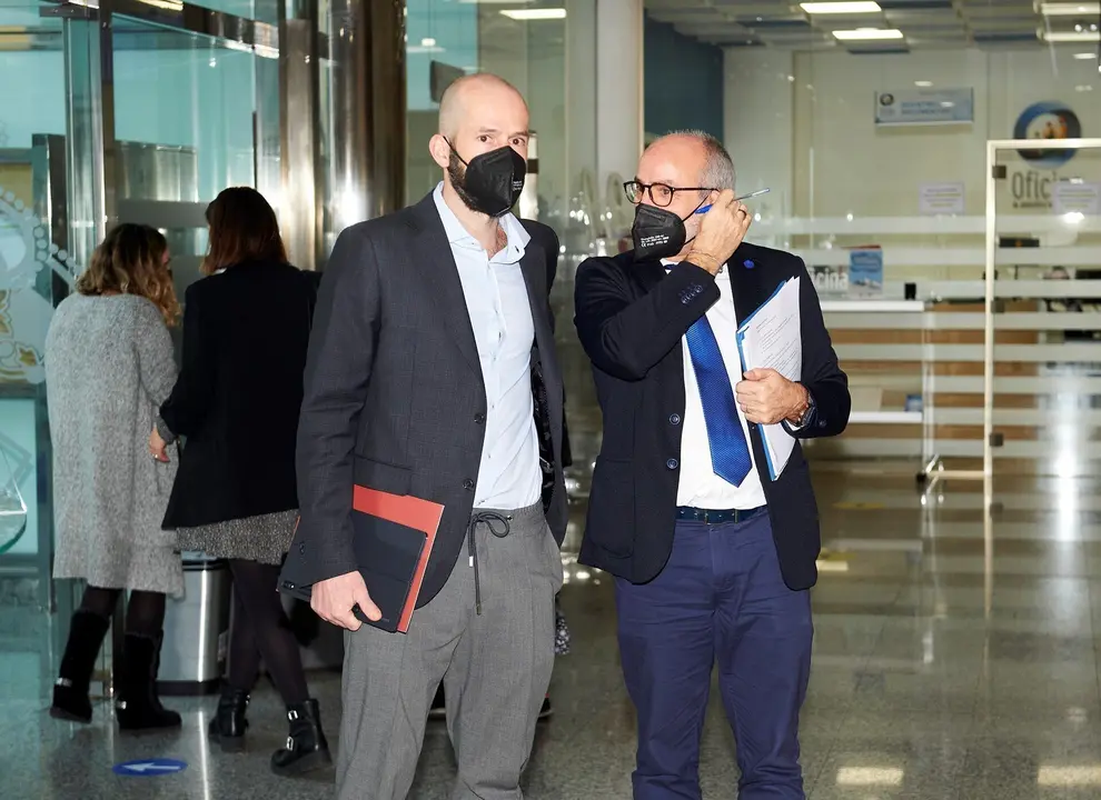 Archivo - El consejero de Sanidad de Cantabria, Miguel Rodr&iacute;guez, y el director general de Salud P&uacute;blica, Reinhard Wallmann