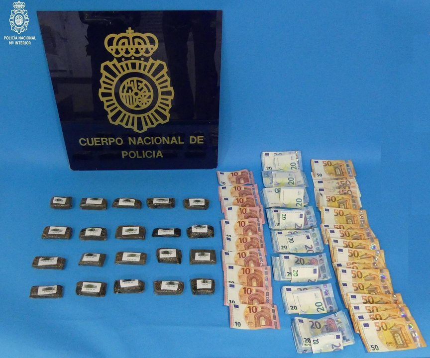 Droga y dinero intervendio a los dos detenidos por tráfico de drogas en Torrelavega