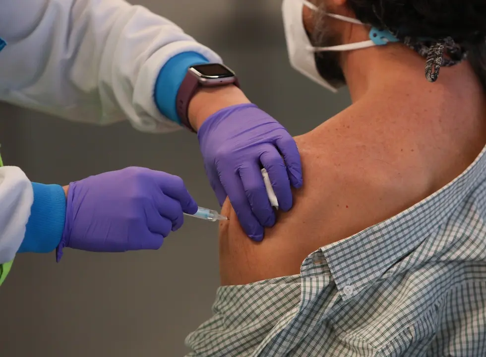 Un hombre es vacunado contra el Covid-19 en un dispositivo instalado en el Estadio Wanda Metropolitano, en Madrid (Espa&ntilde;a), a 30 de marzo de 2021. 