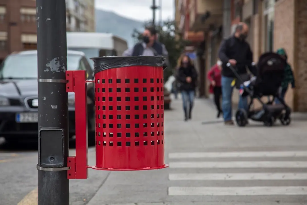 Colocaci&oacute;n de nuevas papeleras