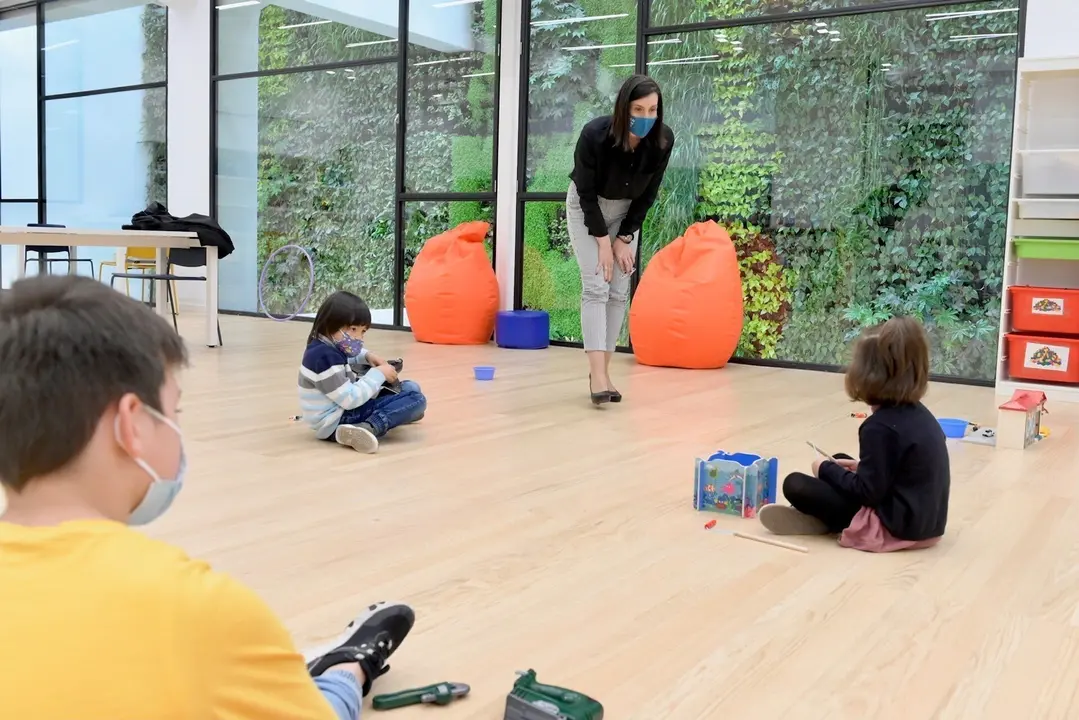 La alcaldesa de Santander, Gema Igual, en la inauguraci&oacute;n de la ludoteca del centro c&iacute;vico de Tabacalera