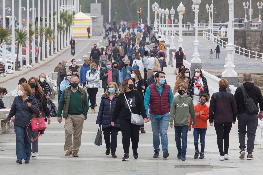 Varias personas caminan por el Paseo Marítimo de Gijón durante el primer día del puente de Semana Santa, en Gijón, Asturias (España), a 1 de abril de 2021.
