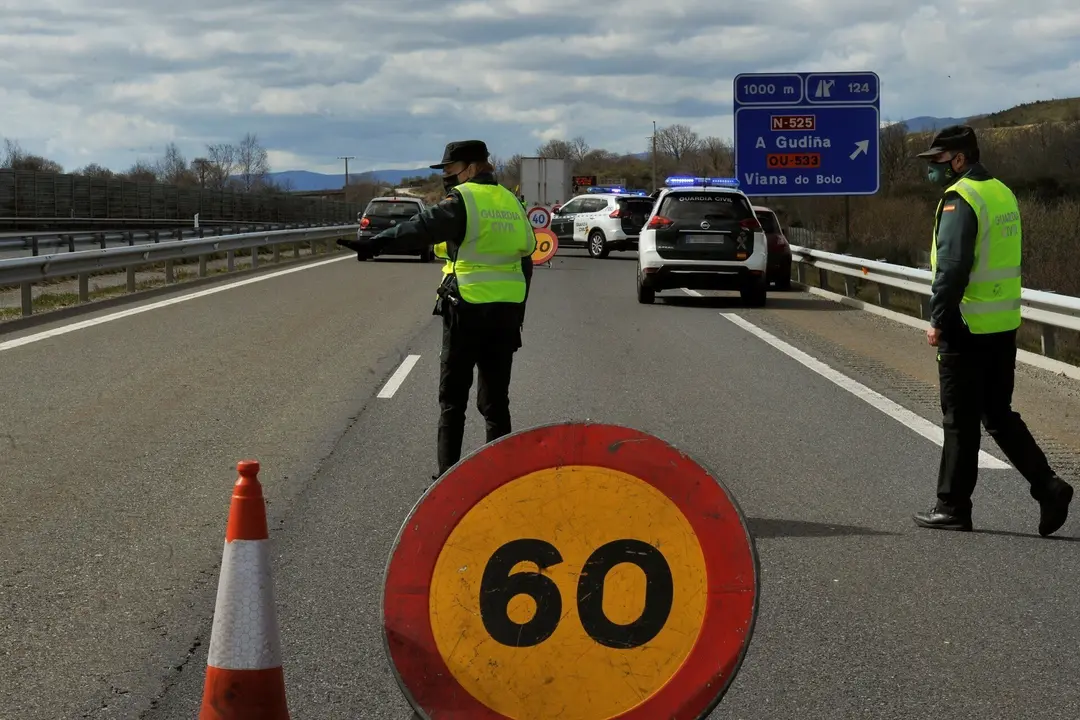 Dos agentes de Guardia Civil durante un control de movilidad en la autov&iacute;a de las R&iacute;as Bajas o A-52, en las inmediaciones de Vilavella, Redondela, Pontevedra, Galicia (Espa&ntilde;a), a 26 de marzo de 2021. La autov&iacute;a de las R&iacute;as Bajas o A-52 conecta las provinc