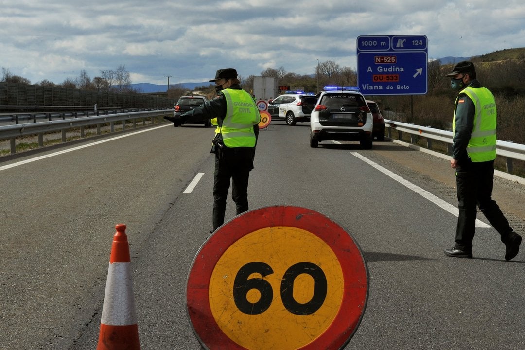 Dos agentes de Guardia Civil durante un control de movilidad en la autovía de las Rías Bajas o A-52, en las inmediaciones de Vilavella, Redondela, Pontevedra, Galicia (España), a 26 de marzo de 2021. La autovía de las Rías Bajas o A-52 conecta las provinc