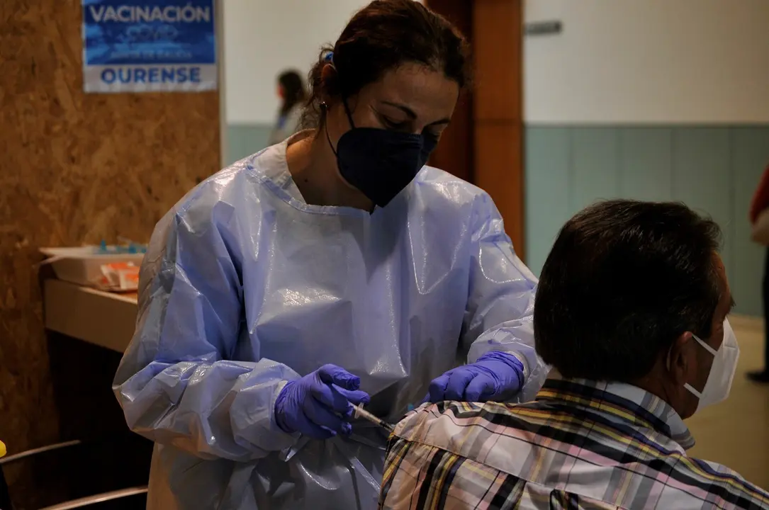 Una sanitaria inyecta a un paciente la primera dosis de la vacuna AstraZeneca