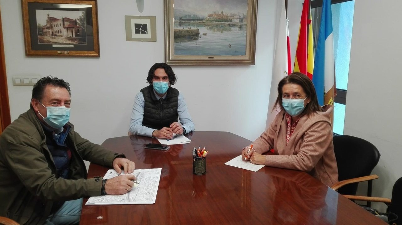 El alcalde de Astillero, Javier Fernández Soberón, y los representantes de la empresa han formalizado la adjudicación que permitirá iniciar la actividad en el nuevo centro de día de Morero