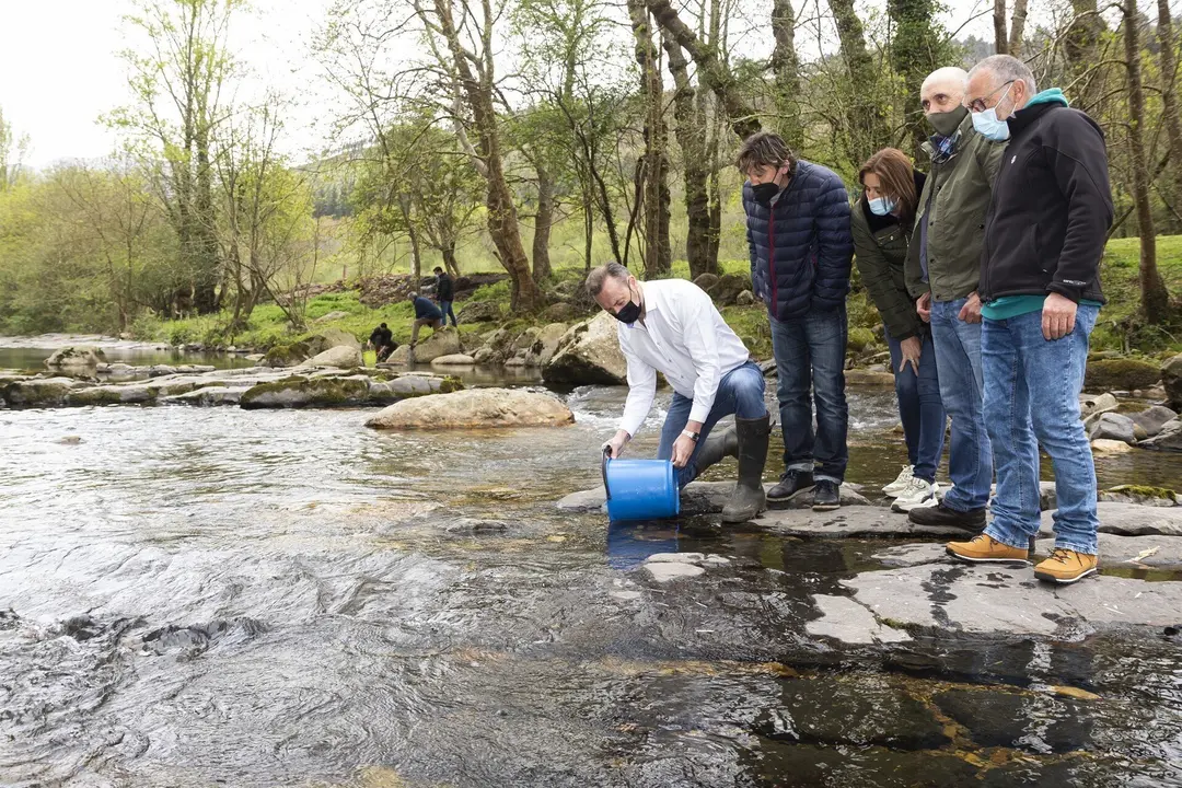 El consejero de Desarrollo Rural, Ganader&iacute;a, Pesca,Alimentaci&oacute;n y Medio Ambiente, GuillermoBlanco, visita el centro de alevinaje de la Asociaci&oacute;n C&aacute;ntabra de Fomentode Caza y Pesca.