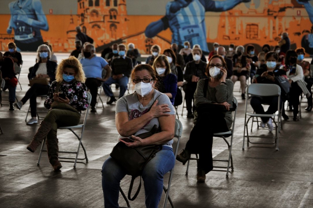 Fila de pacientes que esperan sentados tras recibir la primera dosis de la vacuna AstraZeneca en el recinto de Expourense, a 6 de abril de 2021, en Ourense, Galicia (España).