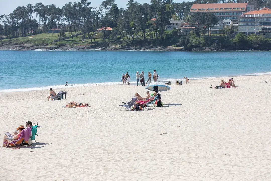 Varias personas en la playa de Sanxenxo, en Pontevedra, Galicia (Espa&ntilde;a), a 27 de marzo de 2021. 