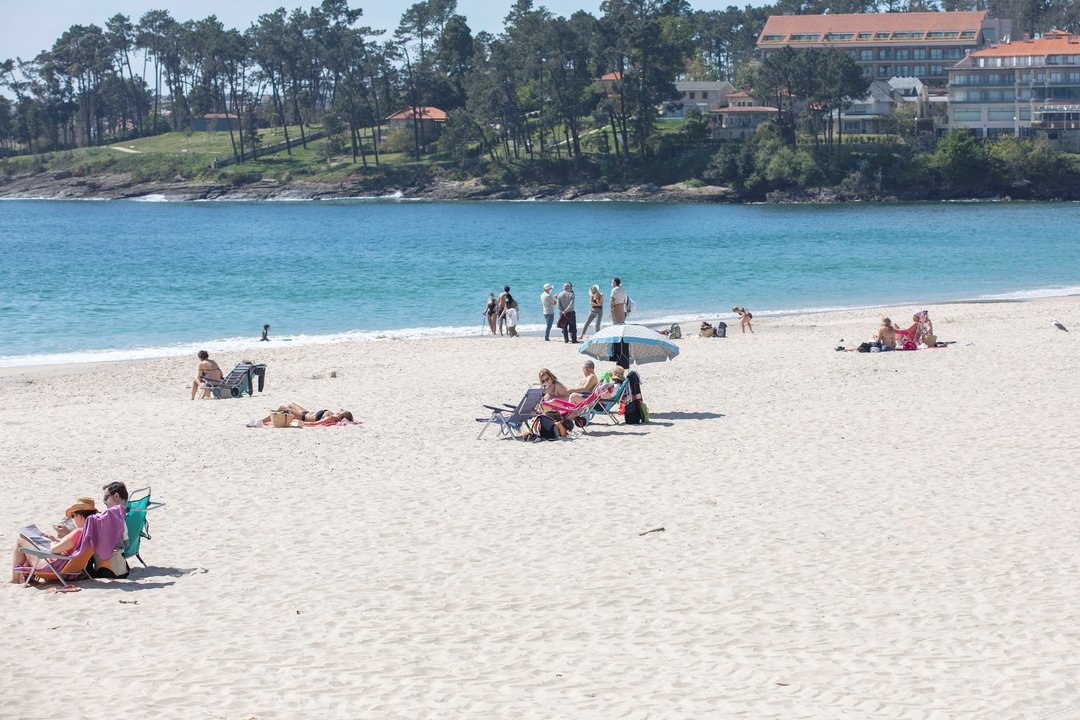 Varias personas en la playa de Sanxenxo, en Pontevedra, Galicia (España), a 27 de marzo de 2021. 