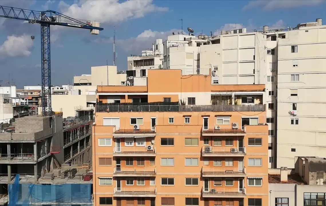 Archivo - Una construcci&oacute;n junto a un bloque de pisos.