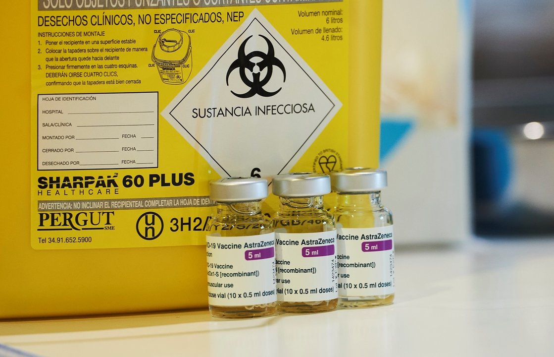Varios viales con la vacuna de AstraZeneca en el dispositivo de vacunación masiva frente al Covid-19 en el Palacio de Exposiciones y Congresos de Santander