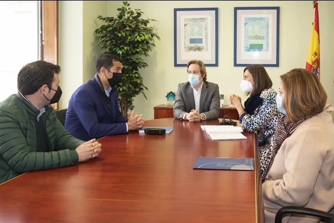 La consejera de Presidencia, Interior, Justicia yAcci&oacute;n Exterior, Paula Fern&aacute;ndez Via&ntilde;a,visita la Federaci&oacute;n de Municipios de Cantabria (FMC).