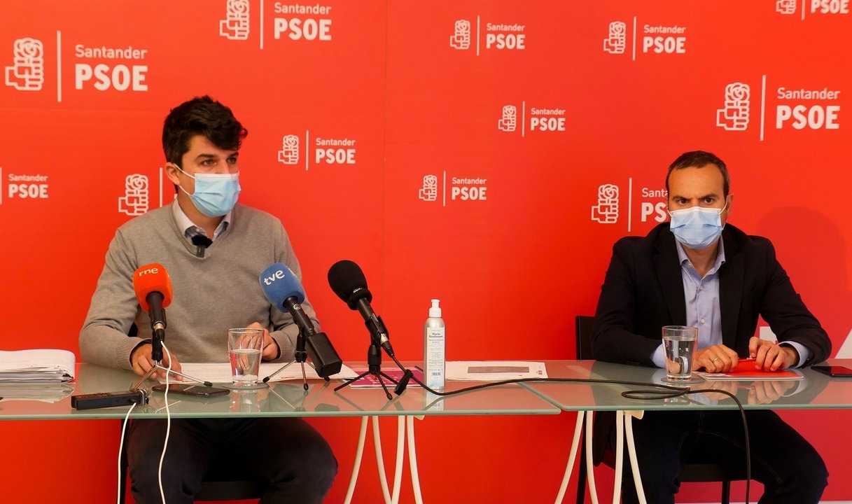 El portavoz del PSOE de Santander, Daniel Fernández, en rueda de prensa
