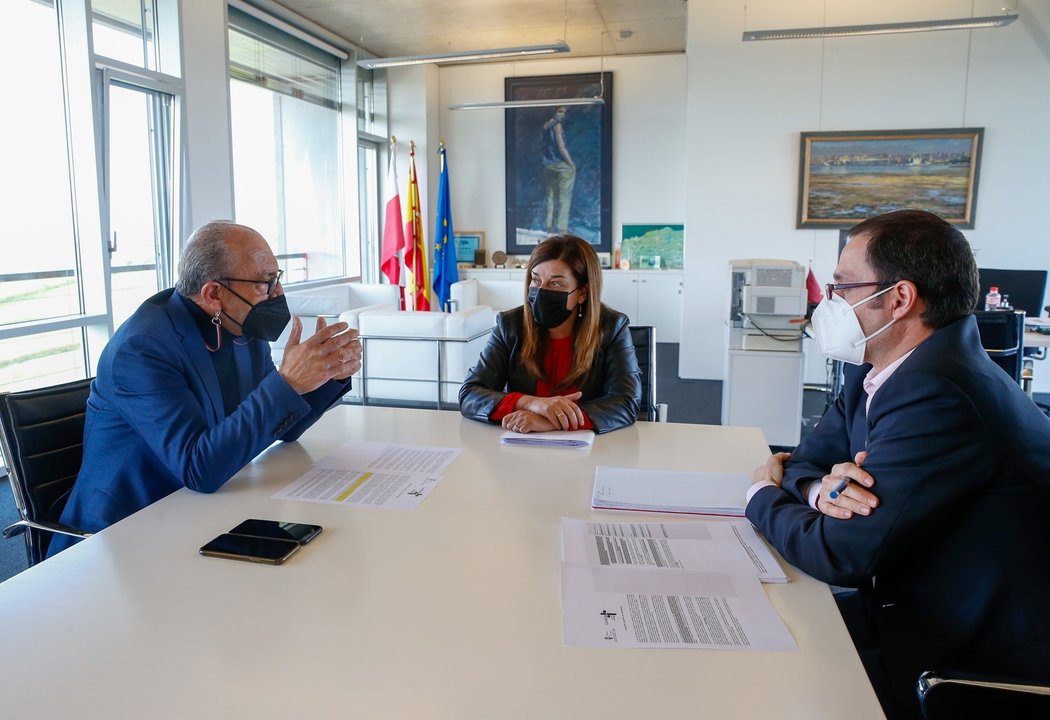 El consejero de Industria, Javier López Marcano, y la presidenta del PP, María José Sáenz de Buruaga, se reúnen para impulsar una alianza en defensa de la industria electrointensiva