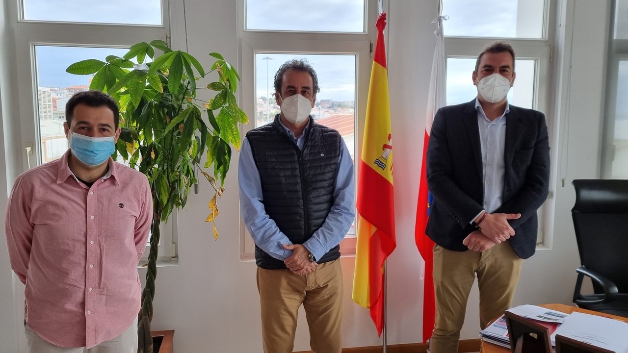Reunión del presidente de la Autoridad Portuaria de Santander, Francisco Martín, con el alcalde y primer teniente de alcalde de Santoña, Sergio Abascal y Fernando Palacio, respectivamente