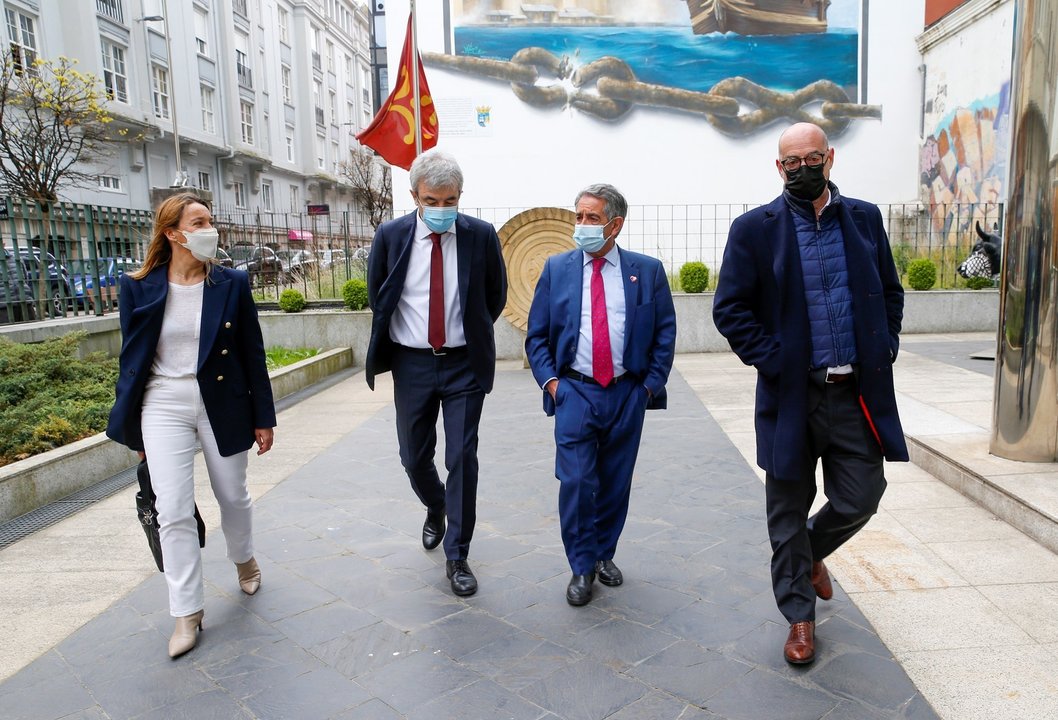 El presidente de Cantabria, Miguel Ángel Revilla, recibe al coordinador de Ciudadanos (Cs), Félix Álvarez, y a los eurodiputados Luis Garicano y Susana Solís