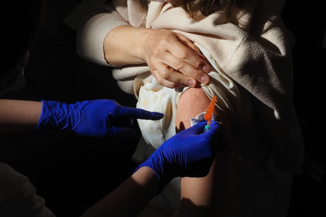 Un trabajador sanitario suministra la vacuna contra el Covid-19 a una persona, en el Centro Cultural Miguel Delibes, a 5 de abril de 2021, en Valladolid, Castilla y León, (España).