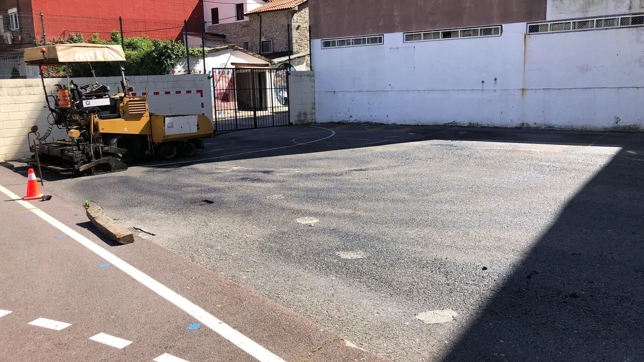 Obras de asfaltado en el CEIP Miguel Hern&aacute;ndez