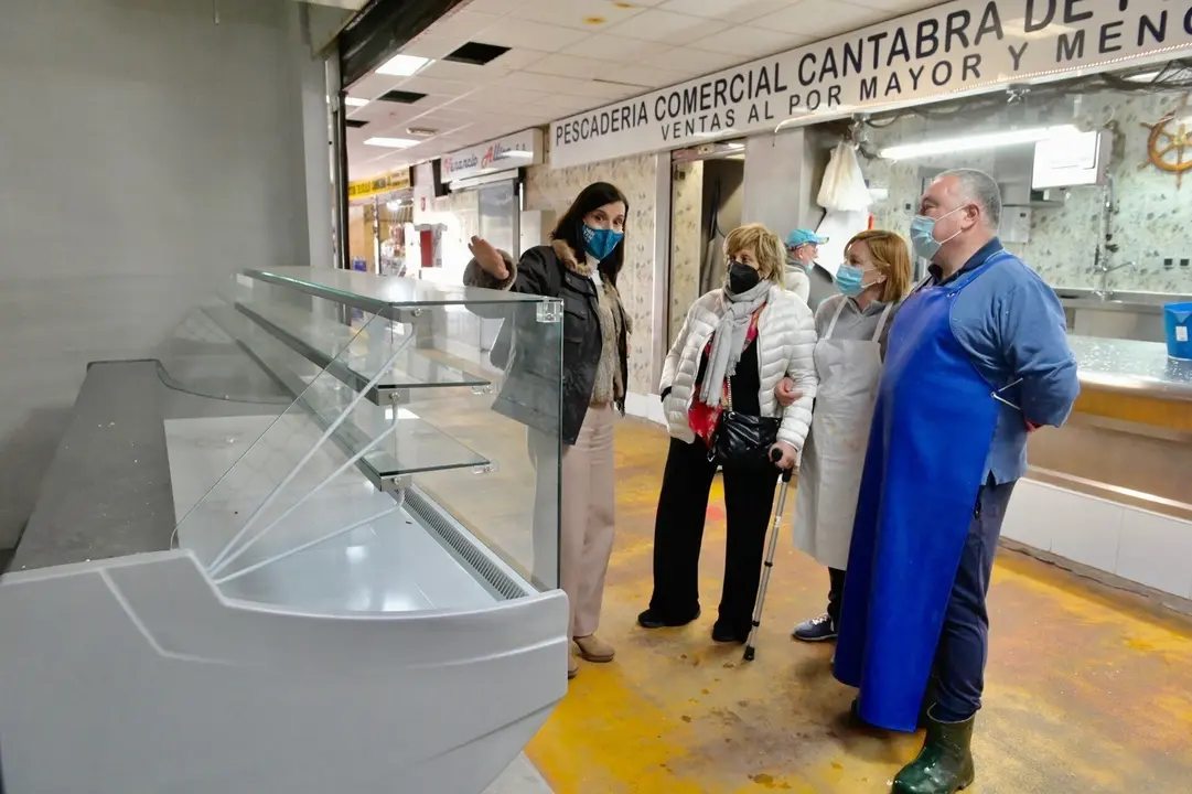 La alcaldesa de Santander, Gema Igal, en la visita al mercado de Puertochico