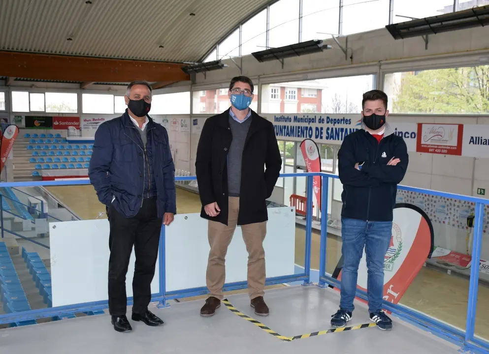 Visita del concejal de Deportes a la bolera de Cueto