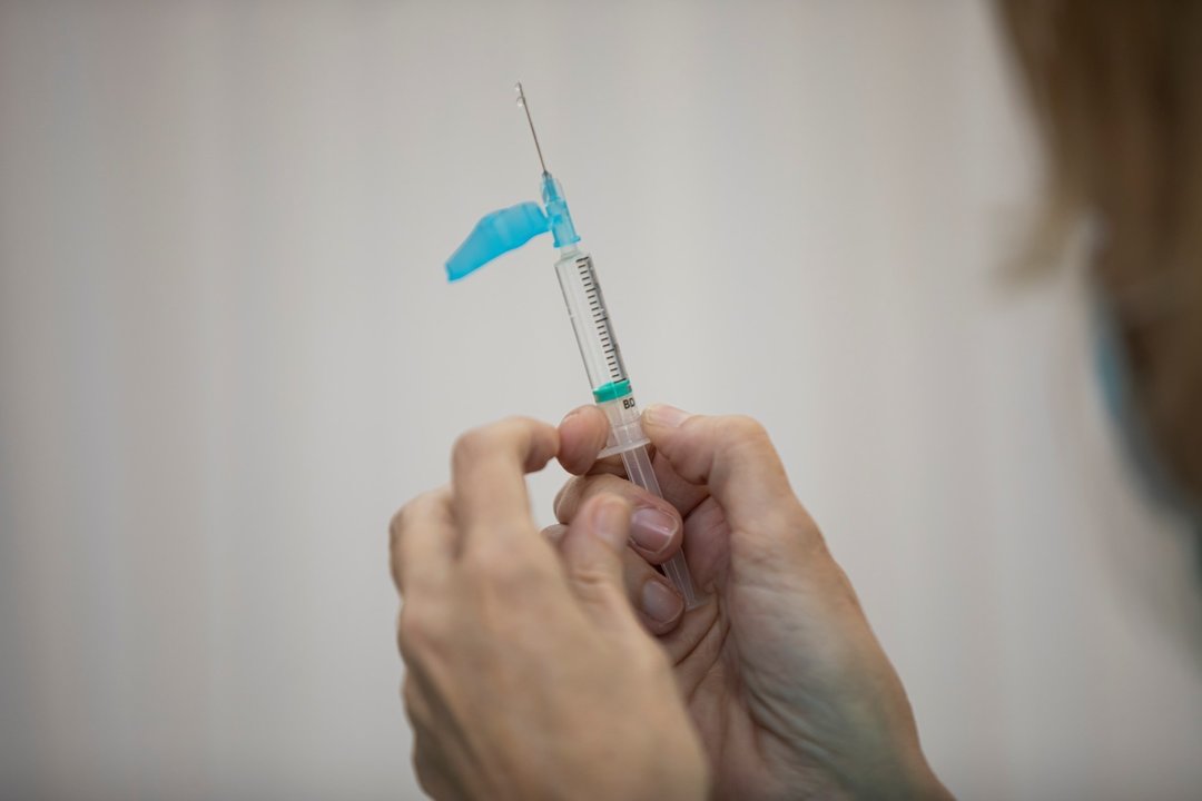 Una sanitaria sostiene una dosis de la vacuna de Pfizer contra el coronavirus durante la vacunación contra Covid-19 