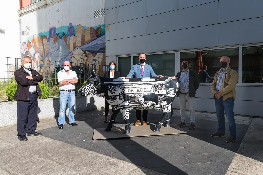 10:00 horas. Sala de prensa del Gobierno de Cantabria. El consejero de Desarrollo Rural, Ganader&iacute;a, Pesca, Alimentaci&oacute;n y Medio Ambiente, Guillermo Blanco, acompa&ntilde;ado de la directora general de Ganader&iacute;a, Beatriz Fern&aacute;ndez, informa, en rueda de prensa, de la situaci&oacute;n sanitaria de la caba&ntilde;a ganadera de Cantabria en la actualidad. 8 de abril de 2021 &copy; Ra&uacute;l Lucio