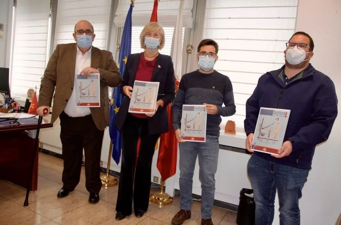 Representantes de Juventudes Regionalistas con la consejera de Educaci&oacute;n, Marina Lomb&oacute;, y el director general de Centros Educativos, Jes&uacute;s Oria