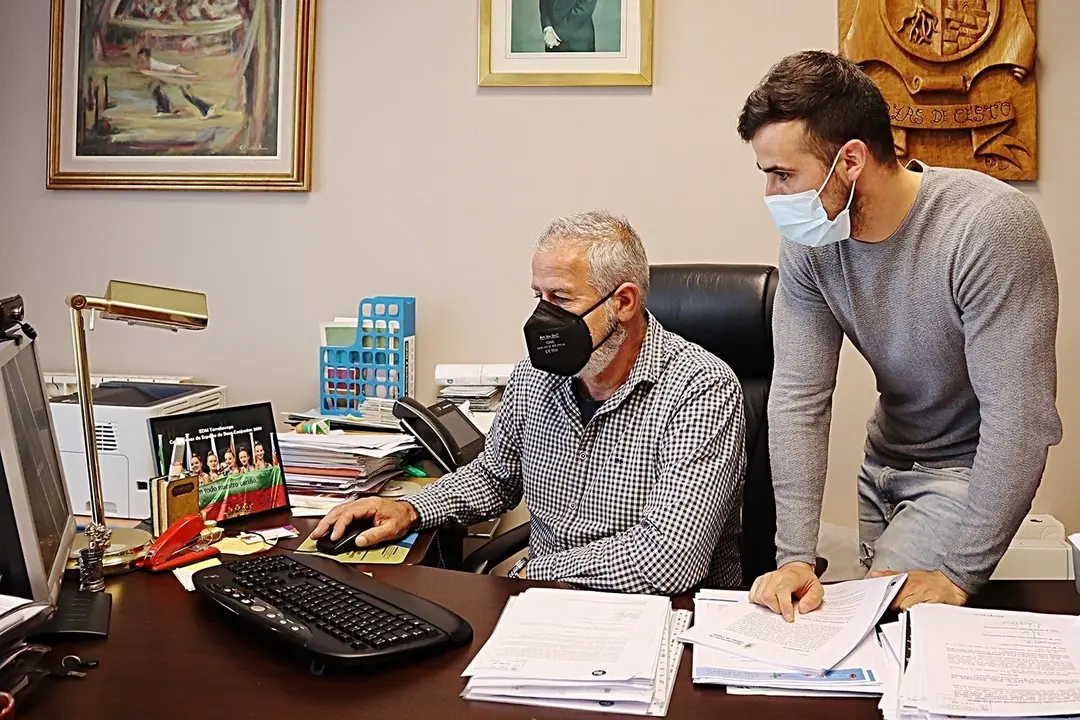 El alcalde de Hazas de Cesto, Jos&eacute; Mar&iacute;a Ruiz G&oacute;mez, y el teniente de alcalde, Alejandro Llano