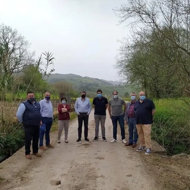 Visita de miembros del PP a la localidad de Molleda