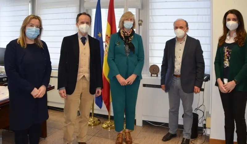 Archivo - La consejera de Educaci&oacute;n, Marina Lomb&oacute;, y el equipo del IES Marqu&eacute;s de Santillana