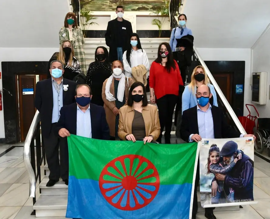 La alcaldesa de Santander, Gema Igual, con representantes de tres colectivos del Pueblo Gitano
