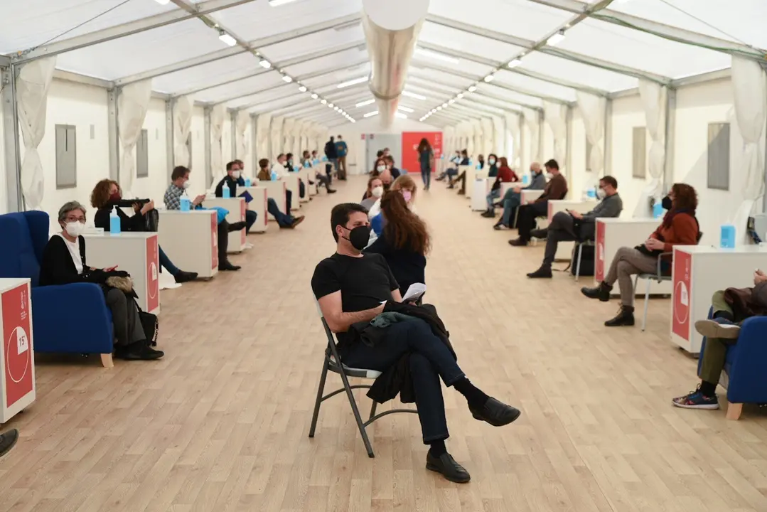 Varias personas acuden a un dispositivo de vacunaci&oacute;n contra la Covid-19 en el Hospital de campa&ntilde;a de La Fe, en Valencia, donde se ha estado vacunando al personal de centros educativos desde el 15 de marzo