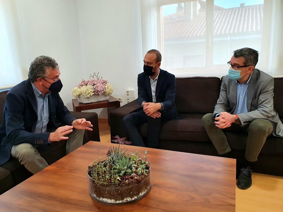 El jefe provincial de Tráfico, Miguel Tolosa, se reúne con el alcalde de Torrelavega y el concejal de Seguridad, Javier López Estrada y Pedro Pérez Noriega