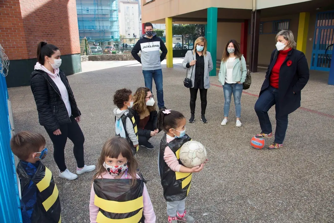 La alcaldesa de Camargo, Esther Bolado, y la concejala de Infancia, Jennifer G&oacute;mez, con los participantes del programa 'Abierto en Primavera'