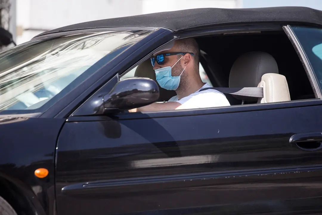 Un conductor circula con su veh&iacute;culo, a 7 de abril de 2021, en Madrid, (Espa&ntilde;a).