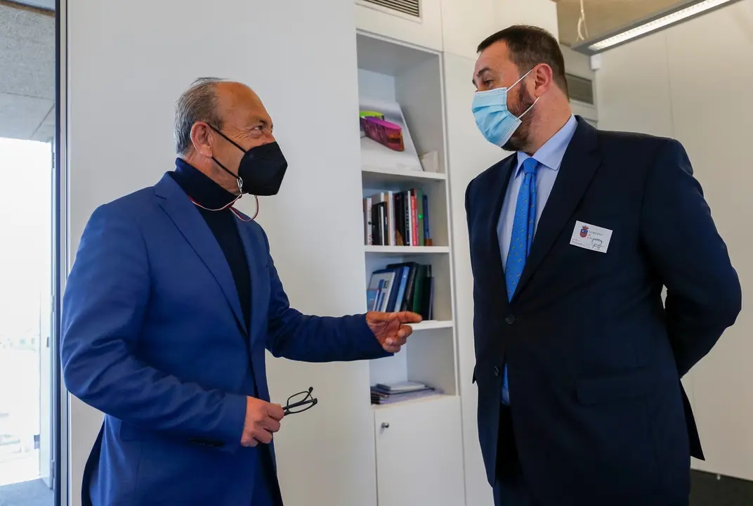 El Consejero De Industria, Turismo, Innovaci&oacute;n, Transporte Y Comercio, Javier L&oacute;pez Marcano, Con El Director De Telef&oacute;nica En Cantabria, Joaqu&iacute;n Gonz&aacute;lez.