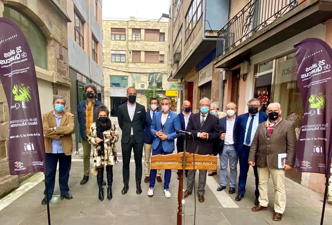 El vicepresidente, Pablo Zuloaga, entre otros, en la presentaci&oacute;n de la exposici&oacute;n del Grupo Quercus