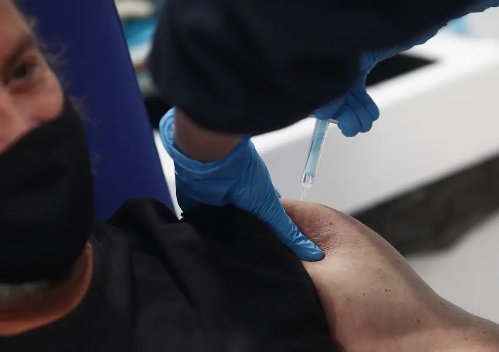 Un hombre es vacunado con la vacuna de AstraZeneca contra el Covid-19 en el Hospital de Emergencias Enfermera Isabel Zendal, a 8 de abril de 2021, en Madrid (Espa&ntilde;a).