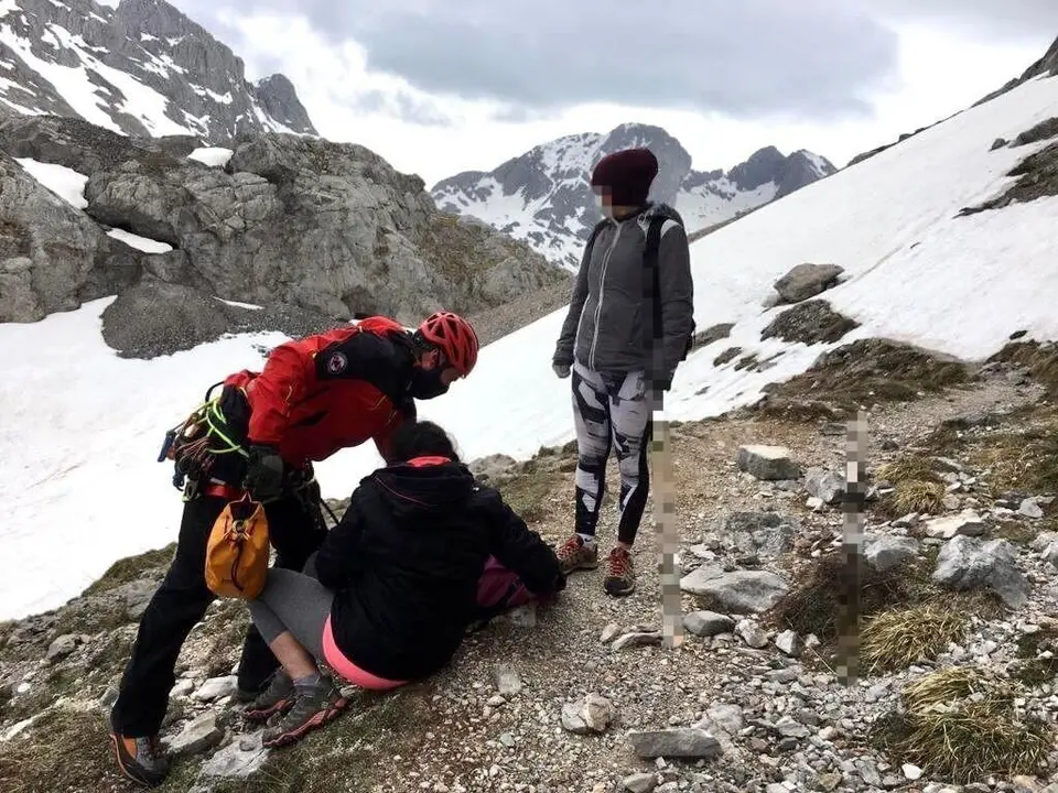 El helic&oacute;ptero del Gobierno de Cantabria rescata a dos senderistas en Fuente D&eacute;