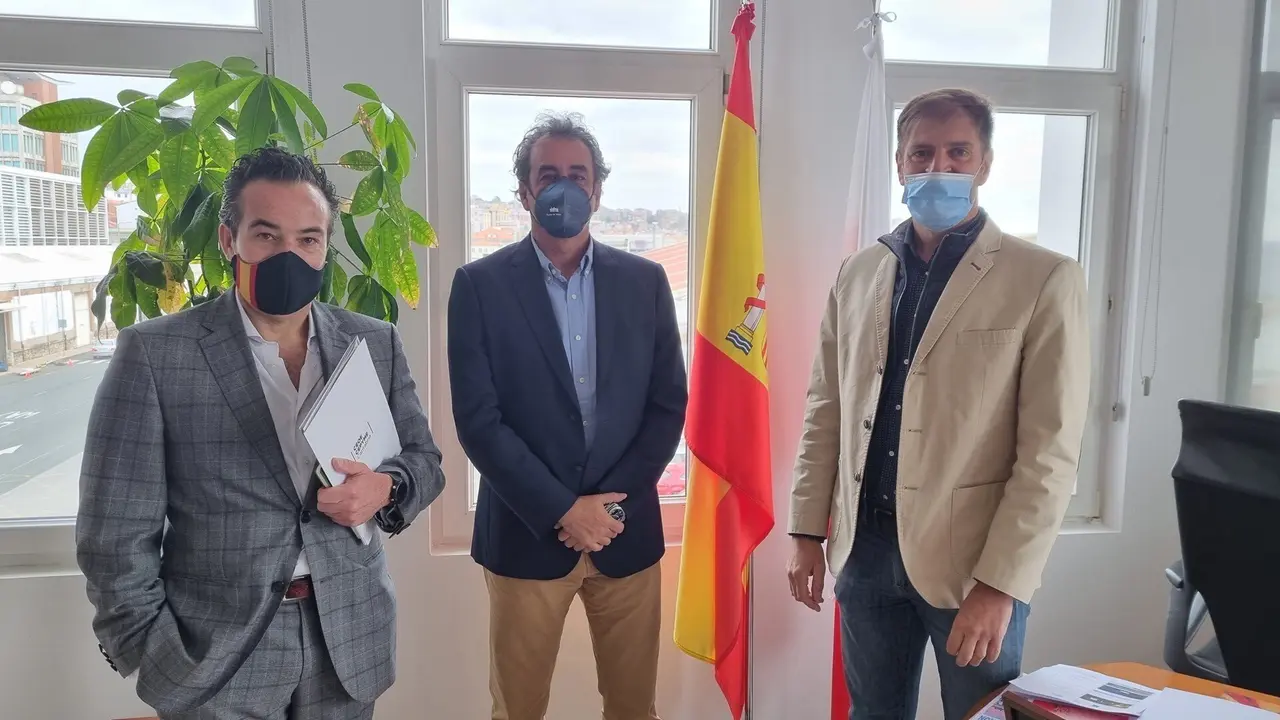 (De Izq. A Dcha.): Andr&eacute;s G&oacute;mez Bueno, Miembro Del Comit&eacute; Ejecutivo De CEOE CEPYME; Francisco Mart&iacute;n, Presidente De La Autoridad Portuaria De Santander, Y Enrique Conde, Presidente De La CEOE CEYME Cantabria.
