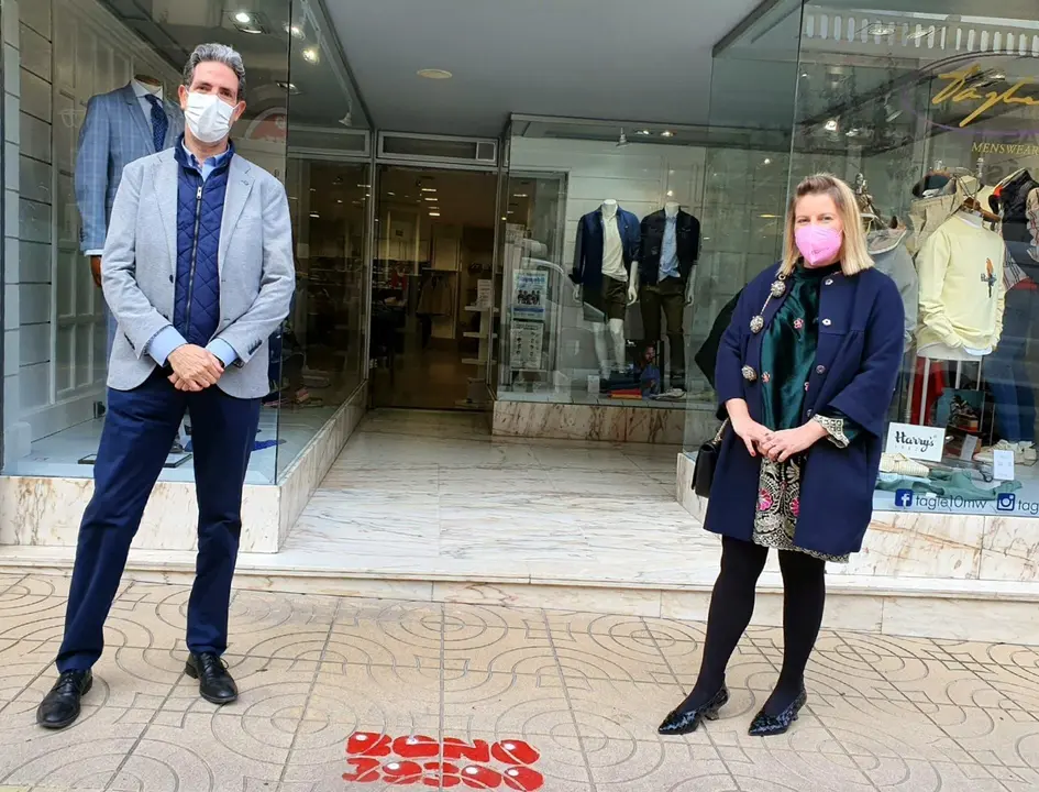 La concejala de comercio, Cristina Garc&iacute;a Vi&ntilde;as, y el presidente de la C&aacute;mara, Carlos Augusto Carrasco, junto a uno de los comercios que participan en la campa&ntilde;a 'Bono 39300'
