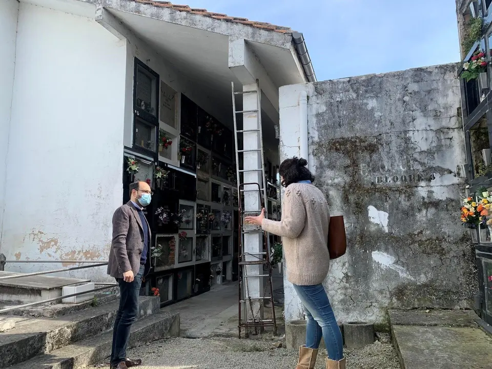 El concejal de Cementerios, Jos&eacute; Luis Urraca, en el cementerio de Geloria