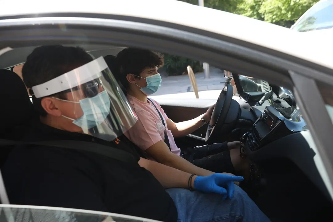 Archivo - Un profesor de autoescuela y un alumno en el coche.