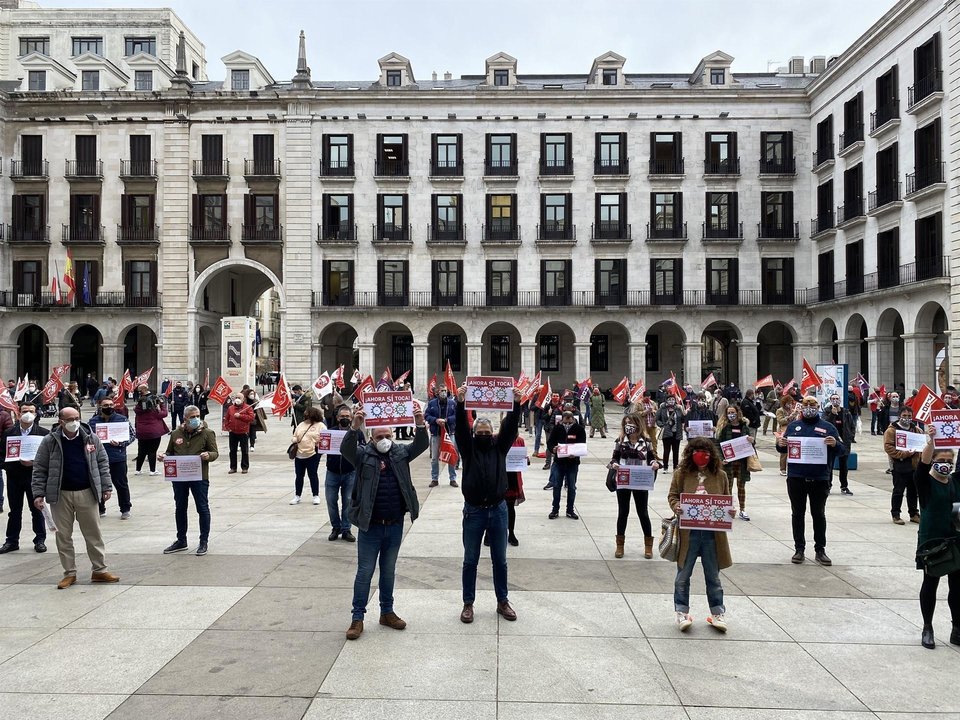 Protesta de UGT y CCOO en la Plaza Porticada de Santander