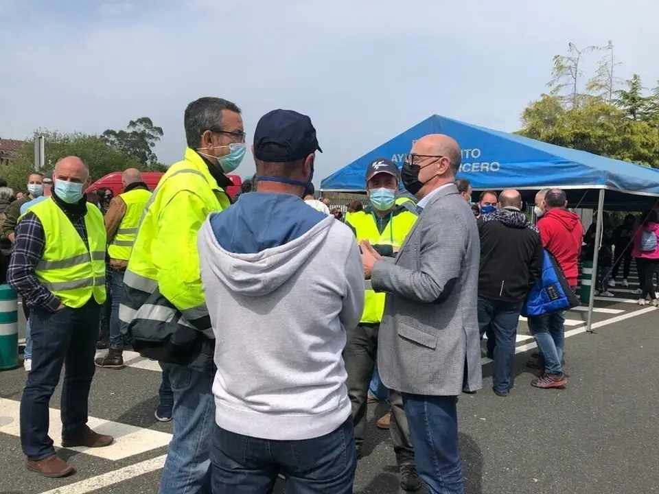 El coordinador de Ciudadanos Cantabria, F&eacute;lix &Aacute;lvarez, visita a los empleados de SEG Automotive