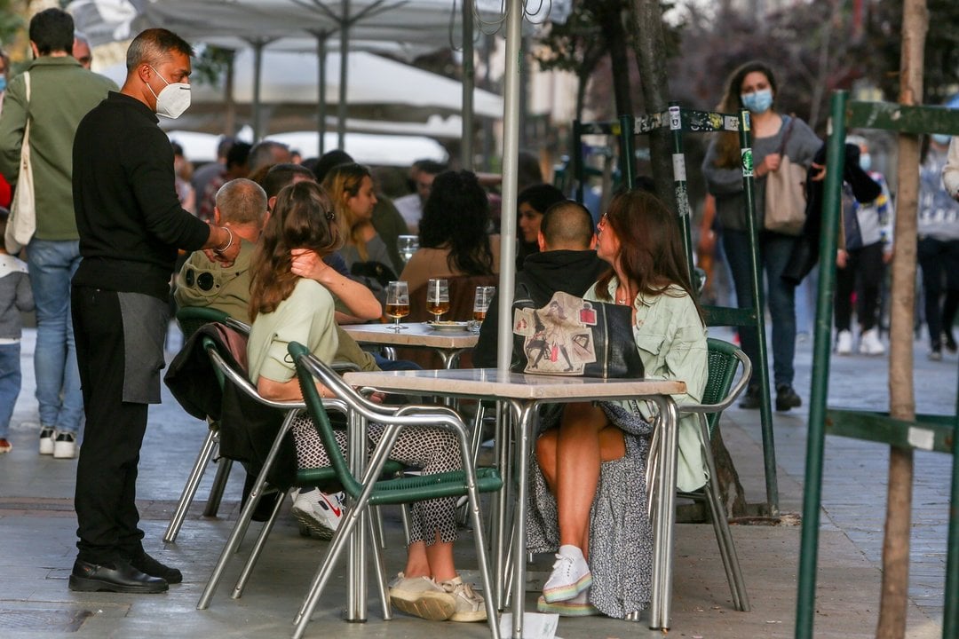 Varias personas, en la terraza de un bar, a 31 de marzo de 2021, en Madrid (España).