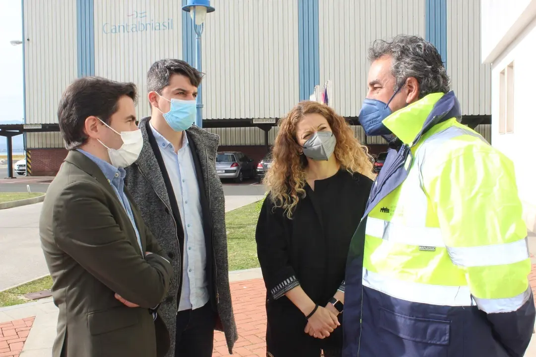 Los socialistas Pedro Casares, Daniel Fern&aacute;ndez, Ainoa Qui&ntilde;ones, con el presidente del Puerto de Santander, Francisco Mart&iacute;n