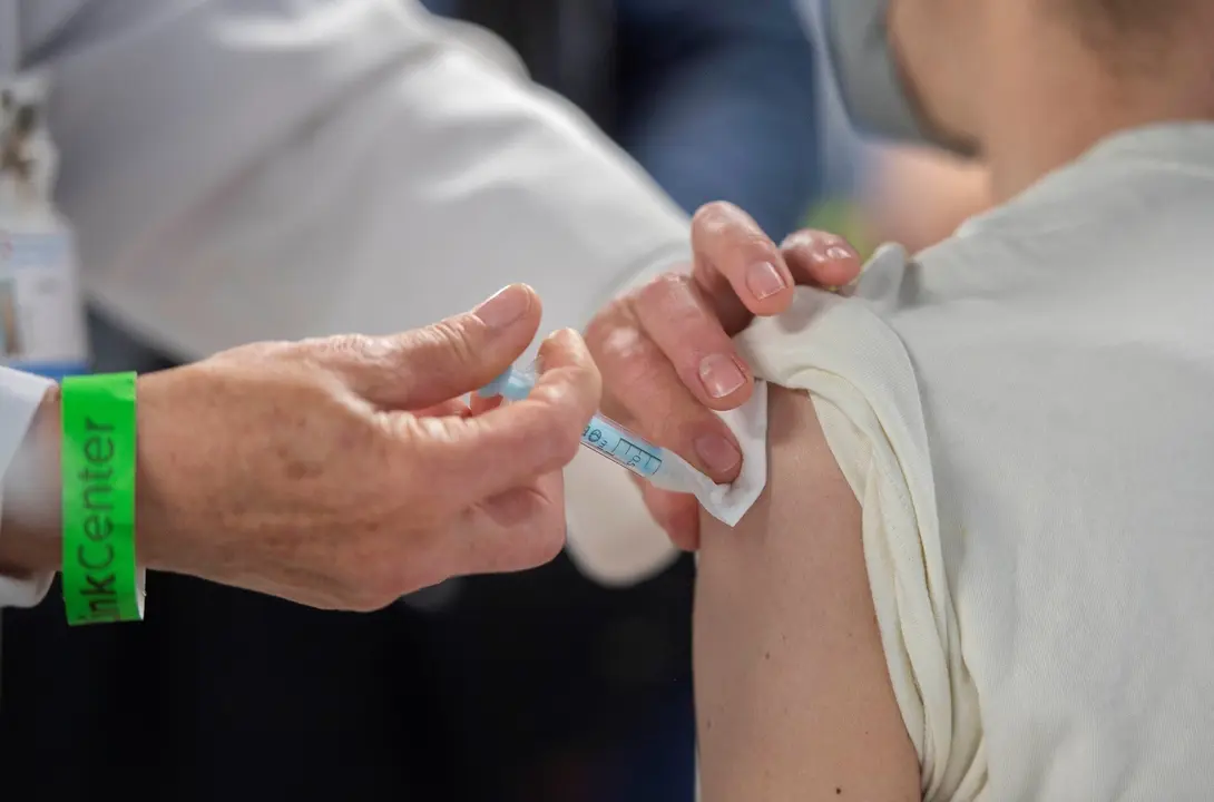 Una trabajadora sanitaria administra la primera dosis de la vacuna AstraZeneca contra el Covid-19 a una persona en el Wizink Center, a 9 de abril de 2021, en Madrid, (Espa&ntilde;a). El dispositivo, puesto en marcha este viernes por la Comunidad de Madrid y coor